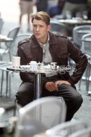 /album/fotogaleria/the-avengers-os-vingadores-fotos-do-set-steve-rogers-chris-evans-em-restaurante-01-jpg1/